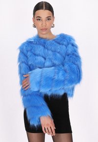 Faux fur kort jacka i stark blå färg, med långa, texturerade ärmar och en något lös passform. Slät yta med en plyschliknande look.