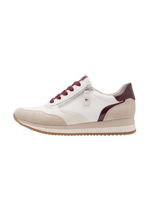 Biało-beżowy sneaker z bordowymi akcentami, bordowymi sznurówkami, bocznym zamkiem błyskawicznym i brązową gumową podeszwą, pokazany z profilu skierowany w lewo.