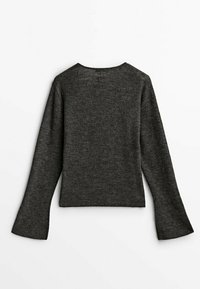 Pull en tricot gris foncé avec manches longues évasées et coupe courte. Présente un col rond et une texture lisse.
