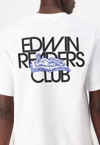 Hvit bomull t-skjorte med svart fet tekst "EDWIN REINDERS CLUB" og en blå grafikk av en liggende figur på en bok.