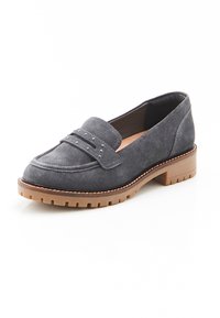 Grijze suède loafers met een afgeronde neus, decoratieve band en kleine studs. Beschikt over een chunky, gegroefde bruine zool voor grip.
