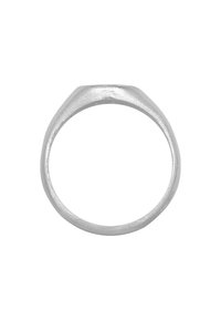 Sidabrinis metalinis žiedas su tekstūruotu paviršiumi, turintis lygų, apvalų juostą ir kampuotą viršūnės dizainą.