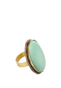 Złota obrączka z dużym owalnym turkusowym kamieniem z teksturowaną krawędzią. Gładka powierzchnia kamienia i prosty design obrączki.