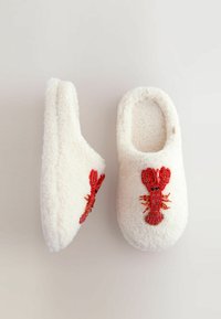 Weiße, flauschige Hausschuhe mit einem Hummerdesign aus roten Perlen. Abgerundete Form und offener Ferse, mit einer weichen, strukturierten Oberfläche.