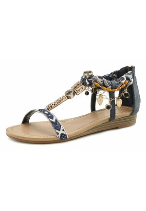 Flad sandal med blå mønstrede stropper, guldfarvede kæder, perler og bladvise ved anklen, samt en lille kilehæl.