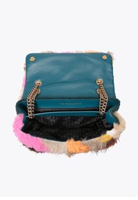 Faux fur handtas met een teal leren klep, kettinghengsel en een mix van zachte, multikleurige texturen. Het interieur heeft een zwarte patroonvoering.