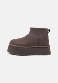 UGG CLASSIC MINI DIPPER - Botines con plataforma - thundercloud