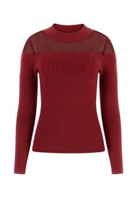 Bordowy, prążkowany sweter z długim rękawem, z przezroczystym górnym partiem na klatce piersiowej i ramionach, ozdobiony pionowymi koralikami na przodzie i rękawach.