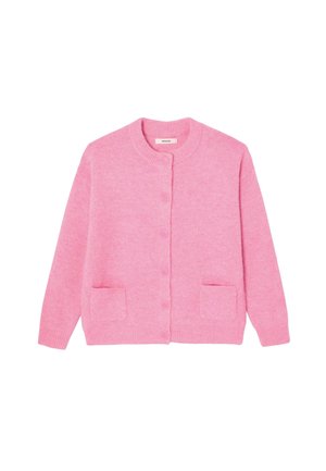 Cardigan en tricot rose avec un col rond, une fermeture à bouton, deux poches avant et des manches côtelées. Texture lisse avec une finition douce.