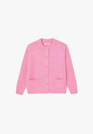 Cardigan en tricot rose avec un col rond, une fermeture à bouton, deux poches avant et des manches côtelées. Texture lisse avec une finition douce.