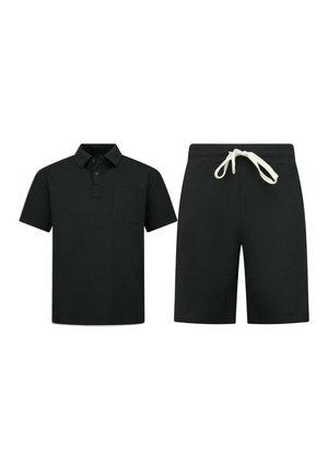 Zwart polohemd met korte mouwen en borstzak, gecombineerd met zwarte short met witte trekkoord.