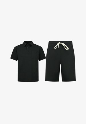 Zwart polohemd met korte mouwen en borstzak, gecombineerd met zwarte short met witte trekkoord.