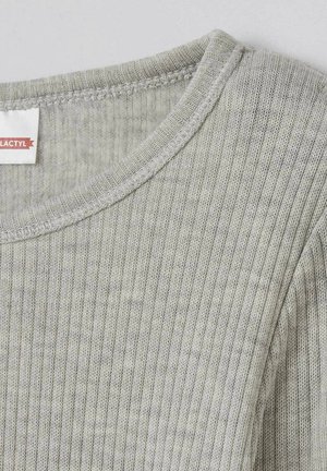 Grijze geribde trui met een ronde halslijn. Heeft een zachte, gestructureerde stof en subtiele stikdetails rondom de kraag en schouder.