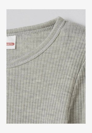 Pullover grigio a coste con scollo rotondo. Presenta un tessuto morbido e texture, con un delicato dettaglio di cucitura intorno al collo e alle spalle.