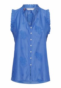 Blouse sans manches bleue mettant en avant des détails volants aux épaules, un décolleté à boutons et des motifs de broderie florale sur l'ensemble du tissu.