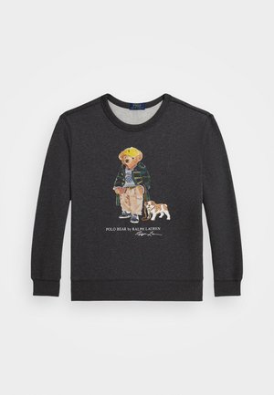 Sudadera gris oscuro con un gráfico de un oso en una chaqueta y un perro. Puños y dobladillo acanalados, cuello redondo, textura de tela suave.