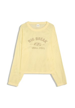 Hellgelber gestrickter Langarmpullover mit Rundhalsausschnitt und dem aufgedruckten Text "Big Break Small Steps" auf der Vorderseite.