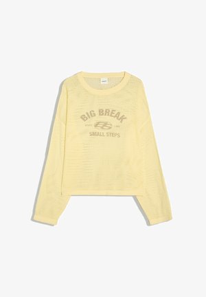 Hellgelber gestrickter Langarmpullover mit Rundhalsausschnitt und dem aufgedruckten Text "Big Break Small Steps" auf der Vorderseite.