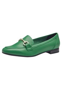 Mocasin de piel verde con un ligero tacón, que presenta acentos de hardware dorado y una textura suave. Silueta clásica con puntera redondeada.