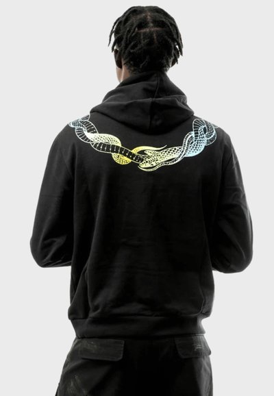 Felpa nera con cappuccio, caratterizzata da una grafica colorata di un serpente sulla schiena, con dettagli intricati e una vestibilità comoda, realizzata in tessuto morbido.
