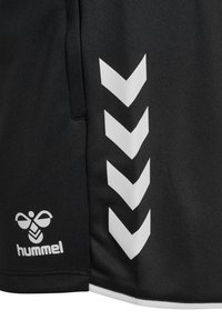 Tissu de sport noir avec logo Hummel blanc et quatre bandes chevron blanches disposées verticalement.