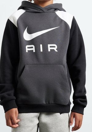 Grå hættebluse med et hvidt Nike-logo og teksten "AIR". Har en kængurulomme, ribbede manchetter og sorte detaljer på ærmerne. Blødt stof.