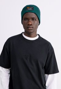 Alpha Industries CREW BEANIE UNISEX - Kapa - force green
