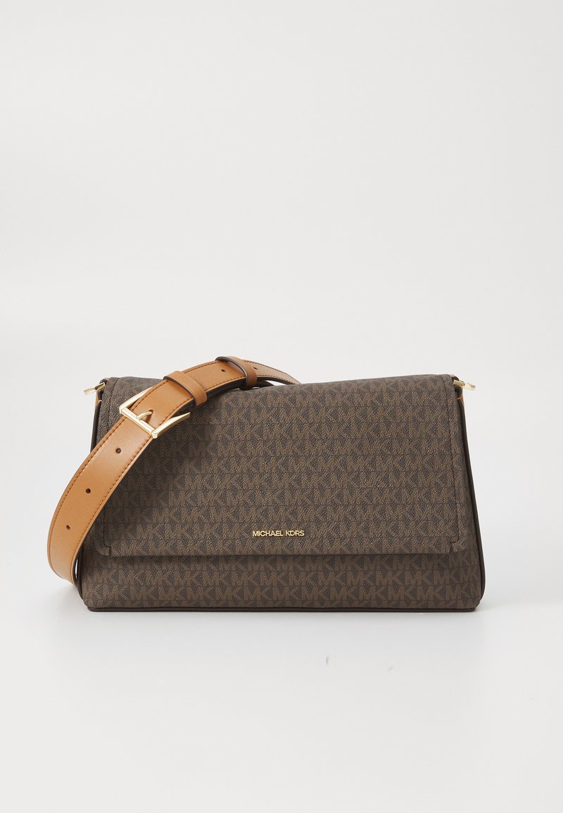 Brun mönstrad handväska med guldfärgad hårdvara och en justerbar beige rem, med ett lockstängning och varumärket "Michael Kors" präglat.