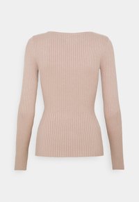 Prążkowany sweter z długim rękawem w jasnobeżowym kolorze, dopasowany krój, z okrągłym dekoltem i gładką fakturą z delikatną elastycznością.