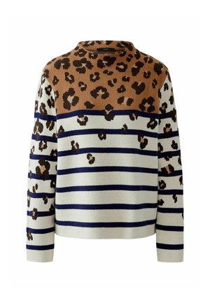 Strickpullover mit Stehkragen, der ein braunes Leopardenmuster oben und ein navy gestreiftes Design unten aufweist, auf einem kontrastierenden cremefarbenen Hintergrund.