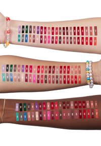 Samling av 60 leppefarger vist på tre forskjellige armer. Hver swatch er rektangulær og viser ulike nyanser i matte og glansfulle finish.