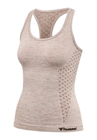 Débardeur de sport beige avec un dos nageur, un accent texturé sur le côté et un logo de marque en bas à gauche. Fabriqué en matériau respirant.