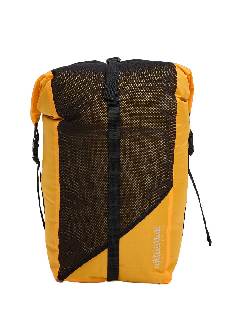 Mochila amarilla y negra con cierre enrollable, que cuenta con paneles de malla, correas ajustables y un acabado de tela duradera.