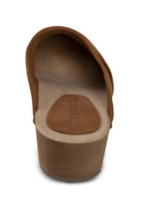 Nyitott hátú fa klumpa barna bőr felsőrésszel és formázott talpbéléssel, sarkából nézve.