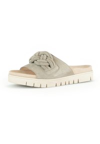 Sandale glissante en daim gris avec une lanière tressée et un bout ouvert. La semelle est beige clair avec un motif texturé pour une meilleure adhérence.