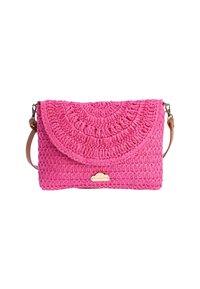 Bolso de tela tejido en color rosa con una solapa redondeada, acentuado por una placa de logo de madera y una correa de cuero desmontable. Detalle en la superficie texturizada.
