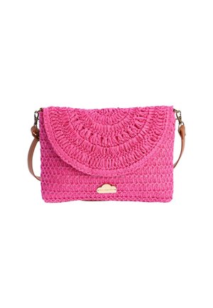 Bolso de tela tejido en color rosa con una solapa redondeada, acentuado por una placa de logo de madera y una correa de cuero desmontable. Detalle en la superficie texturizada.