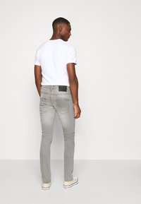 INDICODE JEANS PITTSBURG - Vaqueros slim fit - light grey