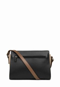 Borsa a tracolla nera in materiale sintetico con una tracolla marrone, dotata di una tasca con zip sul davanti e un design strutturato.