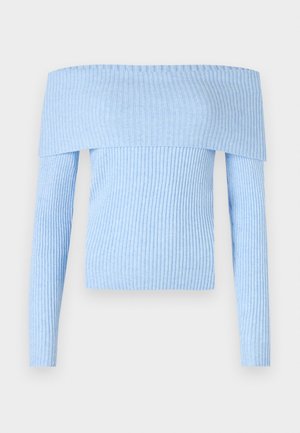 Világoskék, bordázott kötésű, válllehúzott pulóver hosszú ujjal és testhezálló kialakítással. Az anyag lágyan puha, egyenletes textúrával rendelkezik.