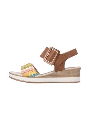 Sandale compensée avec bride en cuir marron à la cheville et grande boucle, bride tissée multicolore sur les orteils, semelle blanche rembourrée.