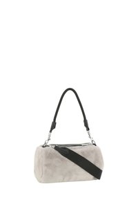Borsa in finta pelliccia di colore grigio chiaro. Forma cilindrica con una cerniera argentata, dotata di un manico corto nero e di una tracolla nera removibile.
