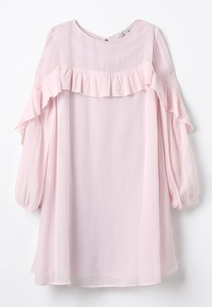 Lyserød langærmet kjole med flæsedetalje over bryst og ærmer, løs pasform, rund halsudskæring og elastiske manchetter.
