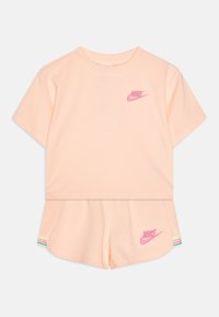 Vybrané, washed coral