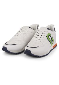 Białe buty sportowe z perforowanej skóry, granatowe akcenty, zielone logo, zaokrąglony czubek i gumowa podeszwa z pomarańczowym detalem na pięcie.