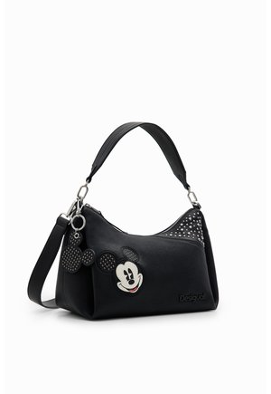 Bolso negro con parche de la cara de Mickey Mouse, detalles con tachuelas, un llavero pequeño con forma de Mickey y una correa de hombro desmontable.