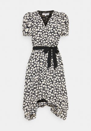 Robe noire à motif floral blanc avec des accents jaunes, dotée de manches bouffantes, d'un col en V et d'une ceinture noire à la taille. Ourlet asymétrique.