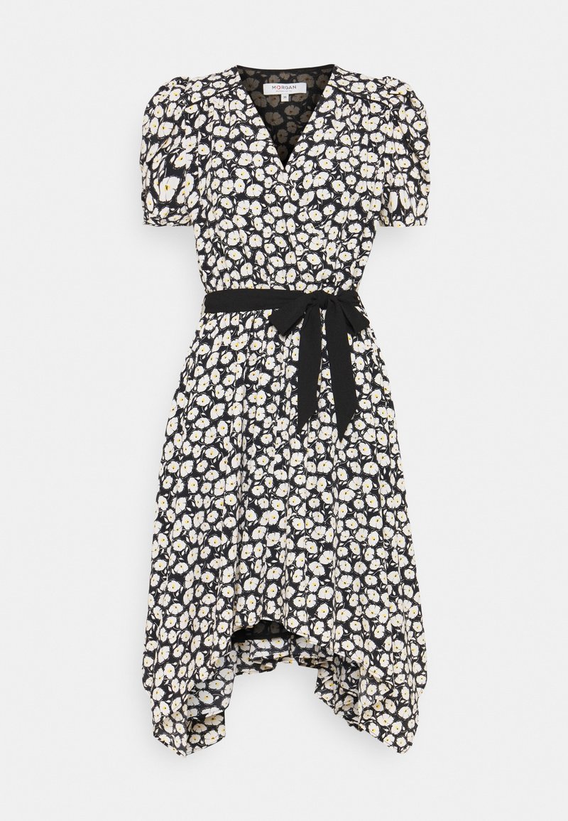 Robe noire à motif floral blanc avec des accents jaunes, dotée de manches bouffantes, d'un col en V et d'une ceinture noire à la taille. Ourlet asymétrique.