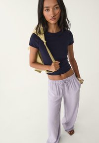 Stradivarius FLOWING - Stoffhose - lilac