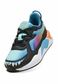 Puma sporta apavi ar gradienta zilu augšdaļu, melniem akcentiem un daudzkrāsainu rakstu; iekļauj struktūru ar teksturētu zoli un kontrastējošu oranžu detaļu.